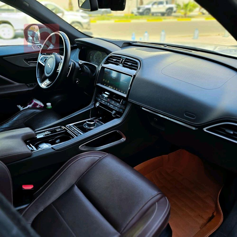 جاگوار F-Pace